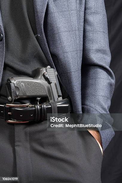 Bedrohlich Geste Die Mit Einer Pistole Stockfoto und mehr Bilder von Bedrohung - Bedrohung, Concealed Carry, Dealer