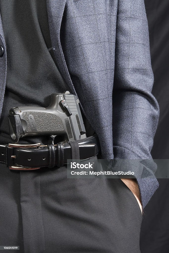 Minacciando gesto-rivelando una pistola - Foto stock royalty-free di Adulto