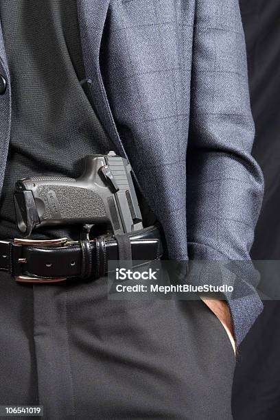 Foto de Ameaça Gestorevelando Um Revólver e mais fotos de stock de Adulto - Adulto, Ameaças, Arma de Fogo