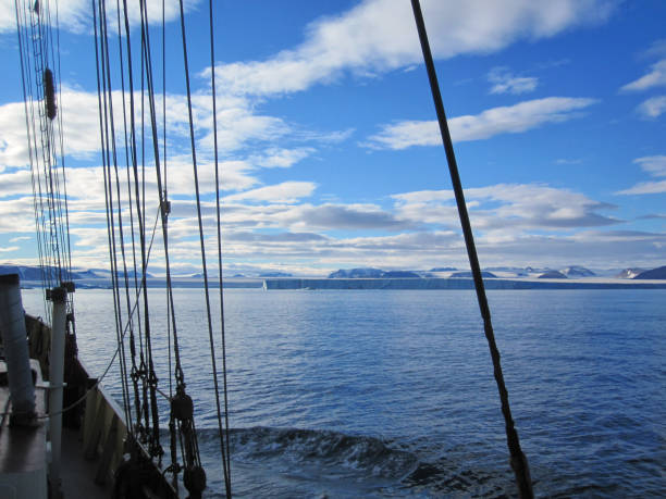 Svalbard Coast Tallship sailing the Svalbard Coast mooring line stock pictures, royalty-free photos & images