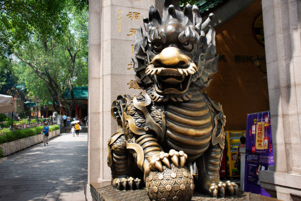 sculpture pierre gardienne de dragon qilin à entrée ofwong tai sin temple sur l’île de kowloon à hong kong, chine - chinese temple dog photos et images de collection