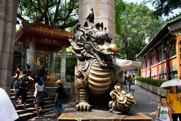 sculpture pierre gardienne de dragon qilin à entrée ofwong tai sin temple sur l’île de kowloon à hong kong, chine - chinese temple dog photos et images de collection