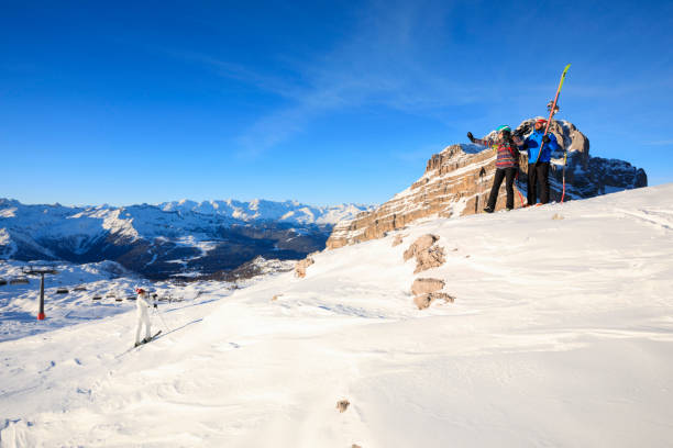 Amateur Winter Sports alpine skiing. Group of skiers. Best friends men and women, snow skiers enjoying on sunny ski resorts. High mountain snowy landscape. Italian Alps mountain of the Dolomites Italy, Europe. Madonna di Campiglio. esquí alpino de amateur deportes de invierno. grupo de esquiadores. mejores amigos hombres y mujeres, esquiadores de nieve, disfrutar de estaciones de esquí soleada. paisaje nevado de alta montaña. montaña de los dolomitas de italia, europa en alpes