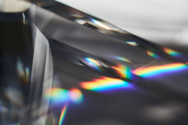 prisma che disperde la luce solare dividendo in una vista macro dello spettro - reflective glass foto e immagini stock
