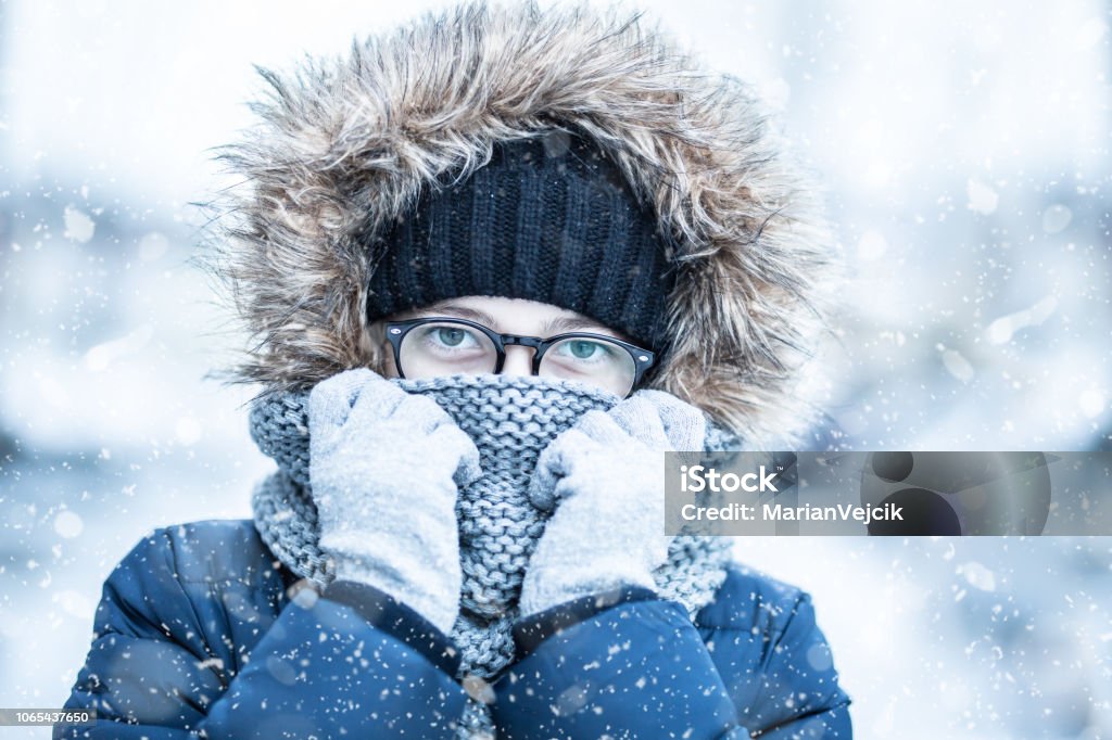Invierno Nevado retrato de muchacha joven en ropa de abrigo. - Foto de stock de Frío libre de derechos