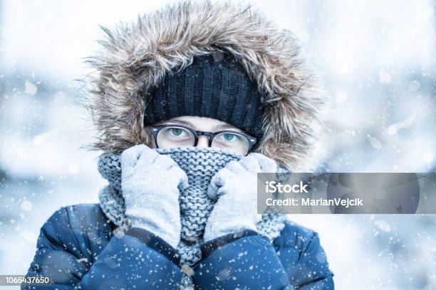 Invierno Nevado Retrato De Muchacha Joven En Ropa De Abrigo Foto de stock y más banco de imágenes de Frío