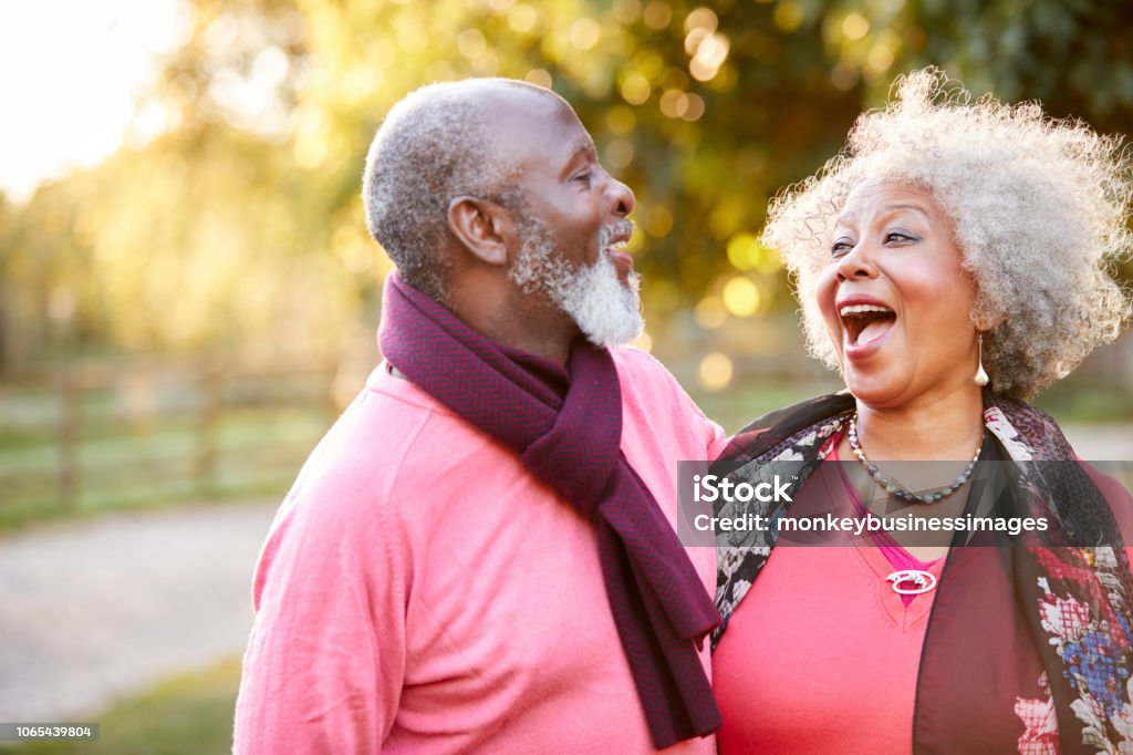 Pareja senior en otoño a pie de campo juntos - Foto de stock de Tercera edad libre de derechos