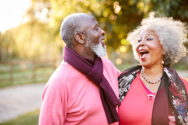 pareja senior en otoño a pie de campo juntos - senior adult retirement couple happiness fotografías e imágenes de stock