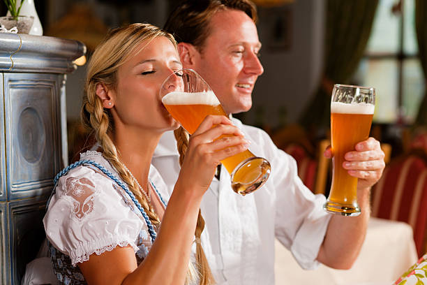 bayerische paar trinken wheat beer - weizenbier stock-fotos und bilder