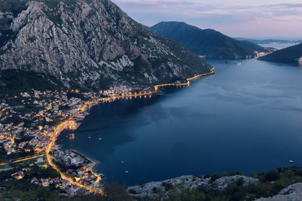 città di risan, baia di boka, montenegro, europa - montenegro kotor bay fjord town foto e immagini stock