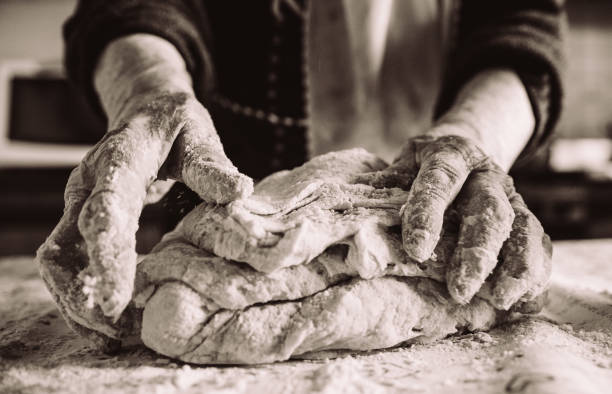 alte italienische dame hände machen hausgemachten italienischen pasta - bread kneading making human hand stock-fotos und bilder