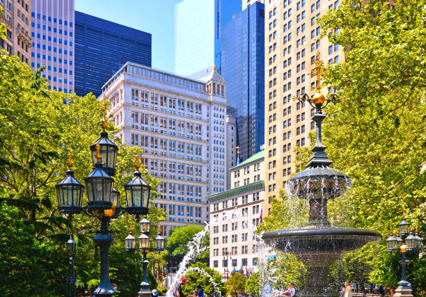 뉴욕 봄 녹색 잎, 물 분수와 낮은 맨해튼 금융 지구에서 전과 현대 건축. - clear sky glass façade built structure fountain 뉴스 사진 이미지