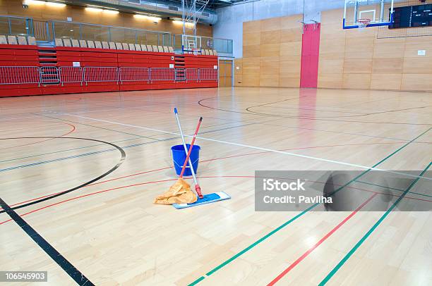 Foto de Piso Limpeza Em Sports Hall e mais fotos de stock de Ginásio - Ginásio, Limpar - Atividade Móvel, Chão