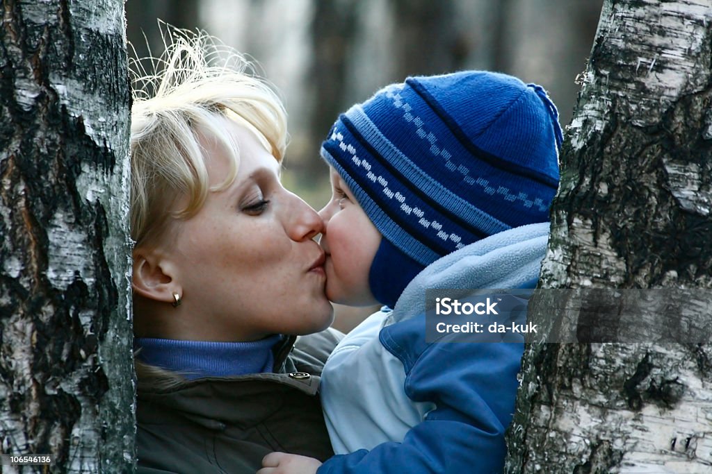 Ребенок поцелуй - Стоковые фото Белый роялти-фри