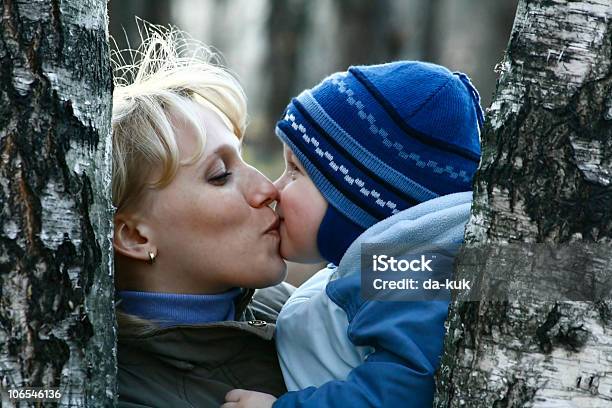 Ребенок Поцелуй — стоковые фотографии и другие картинки Белый - Белый, Близость, Веселье