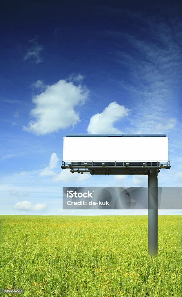 Blank billboard in das Feld - Lizenzfrei Abgeschiedenheit Stock-Foto