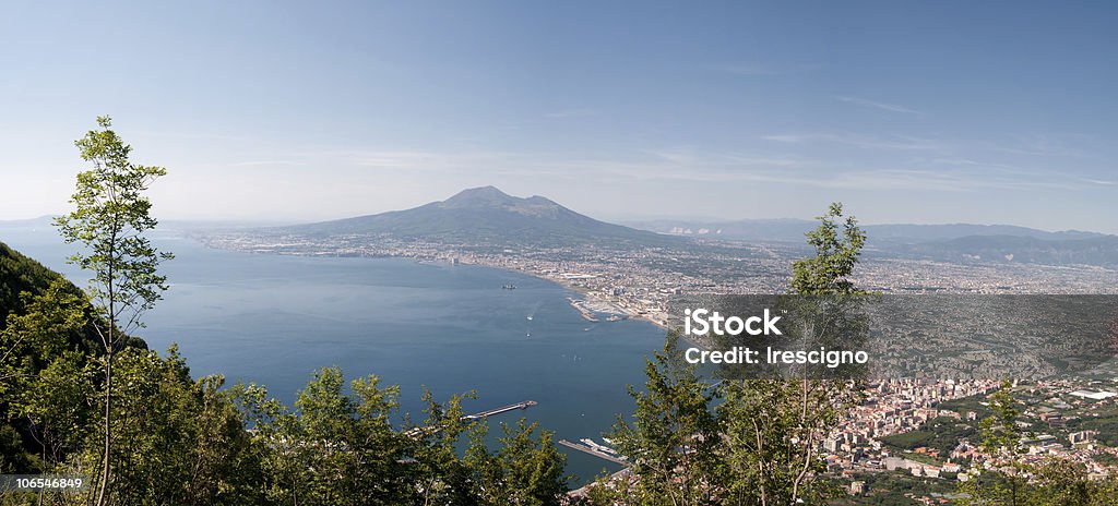 Baia di Napoli & Vesuvio-Italia - Foto stock royalty-free di Ambientazione esterna