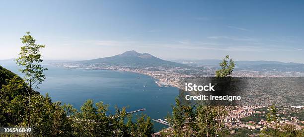 Baia Di Napoli Vesuvioitalia - Fotografie stock e altre immagini di Ambientazione esterna - Ambientazione esterna, Bellezza naturale, Composizione orizzontale