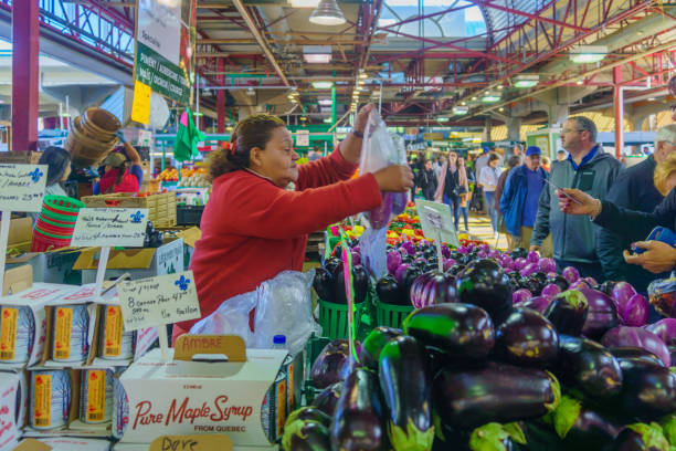 ジャン タロン マーケット、リトル ・ イタリー地区、モントリオールに - farmers market montreal canada market ストックフォトと画像