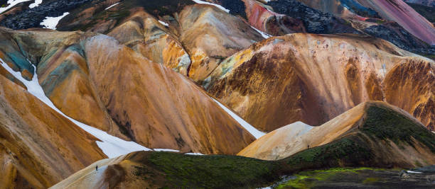istock Brennisteinsalda hikers 1065470814
