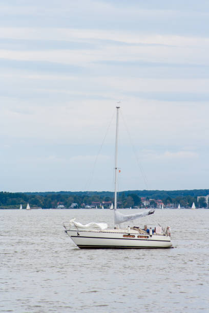 2 сентября 2018 - штайнхуде, германия. маленькая белая лодка, плавая по озеру - editorial sea white ship стоковые фото и изображения