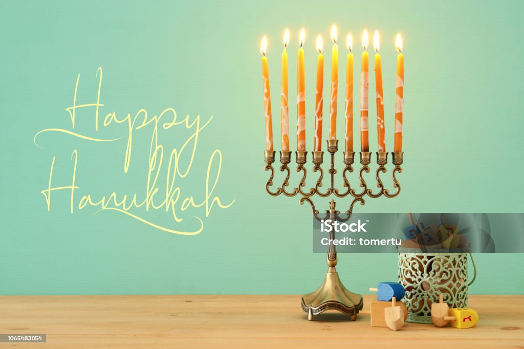 ユダヤ人の祝日のハヌカ本枝の燭台 (伝統的な燭台) と背景の画像です。 - ハヌカー祭のロイヤリティフリーストックフォト