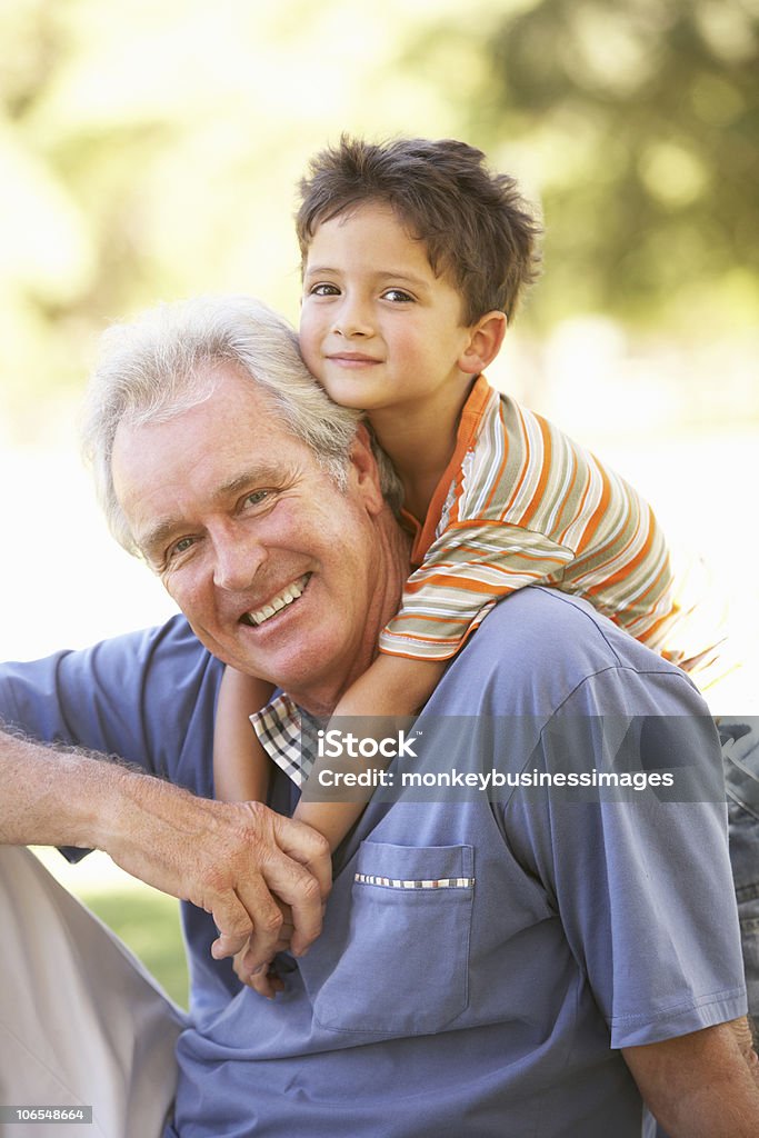 Großvater geben ihr Enkel im Park reiten am Rücken - Lizenzfrei Großvater Stock-Foto