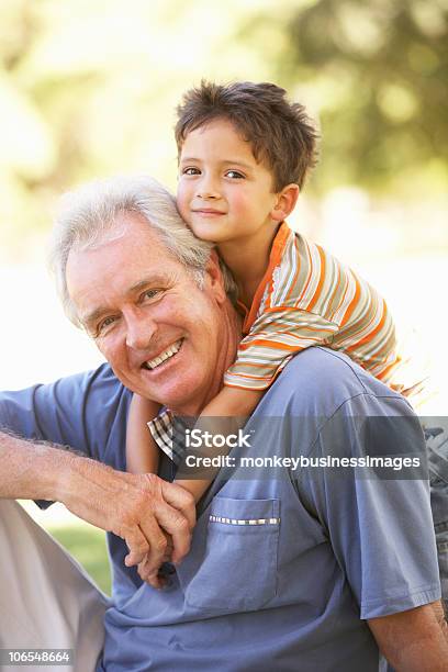 Großvater Geben Ihr Enkel Im Park Reiten Am Rücken Stockfoto und mehr Bilder von Großvater - Großvater, Großeltern, Enkelkind