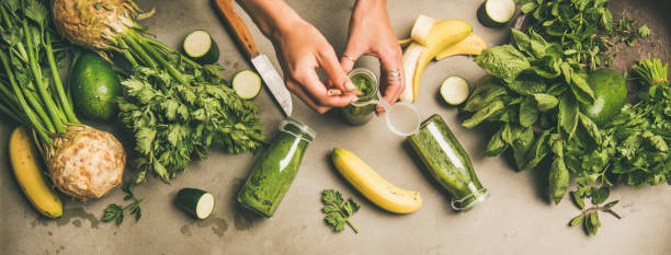 グリーンスムージーの女性両手でボトルの成分 - zucchini vegetable freshness green ストックフォトと画像