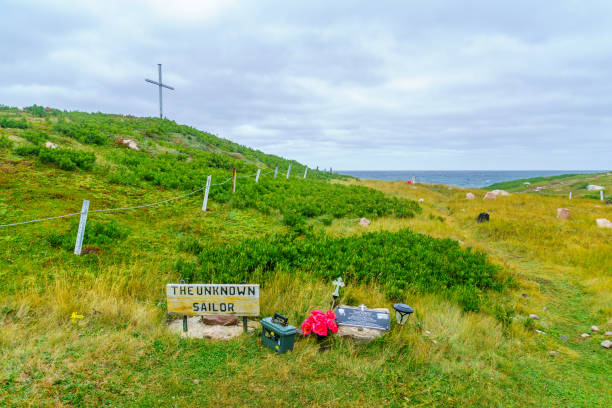 memorial ao marinheiro desconhecido, cape breton - nova scotia extreme terrain cape breton island landscape - fotografias e filmes do acervo