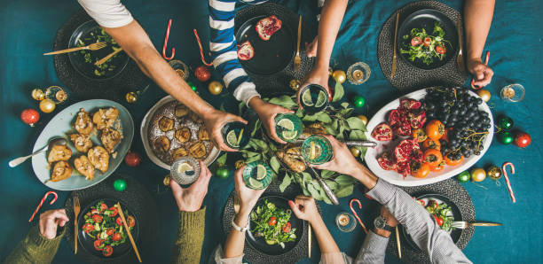 compagnie d’amis ou famille pour le dîner de noël - dinner food photos et images de collection