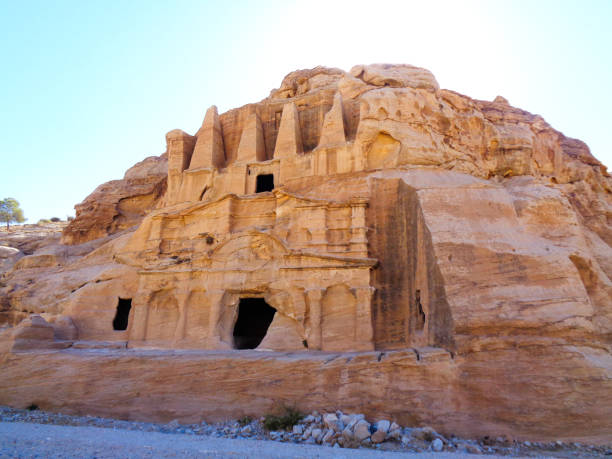 alte stein höhlen in der wüste - bandelier national monument stock-fotos und bilder
