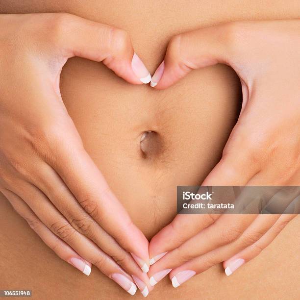 Manos Formando Un Corazón Foto de stock y más banco de imágenes de Abdomen humano - Abdomen humano, Adulto, Amor - Sentimiento