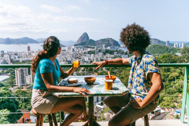 若いカップル テラス シュガーローフ山を見て - brazil rio de janeiro city sugarloaf mountain ストックフォトと画像