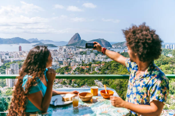 пара на балконе отеля с камерой телефона, рио-де- - sugarloaf mountain mountain rio de janeiro brazil стоковые фото и изображения
