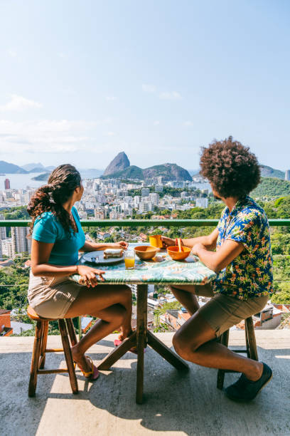 シュガーローフ マウンテンのビューを探しているカップル - brazil rio de janeiro city sugarloaf mountain ストックフォトと画像