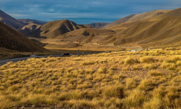 Lindis Pass, scenic route on the South Island of New Zaland typical New Zealand landscape omarama stock pictures, royalty-free photos & images