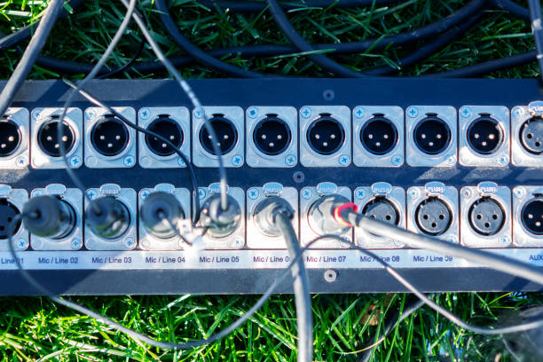 cavi microfonici neri collegati al mixer audio in un set di palcoscenico esterno - interconnect order connection white foto e immagini stock