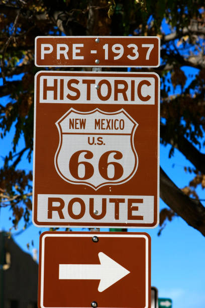 signe de pré-1937 historique route 66 à santa fe, nouveau-mexique, usa - new mexico sign santa fe new mexico road trip photos et images de collection