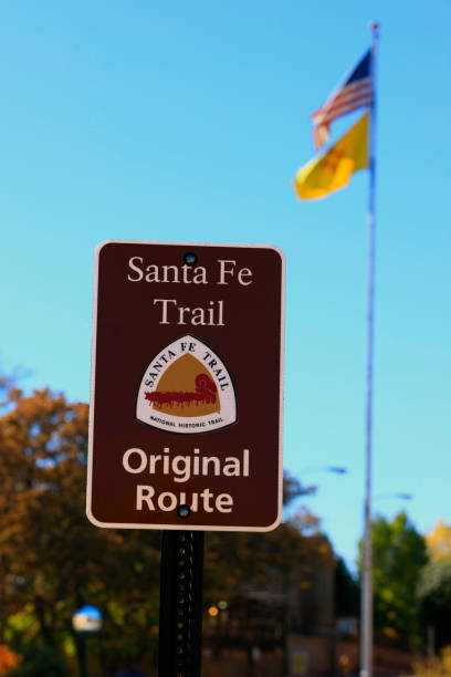 signe de brun route de santa fe trail vu à santa fe, nouveau-mexique, usa - santa fe trail photos et images de collection