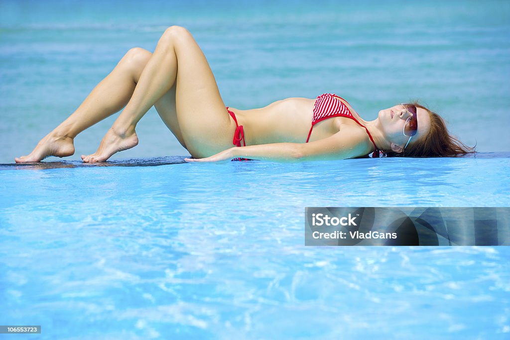 Chica de belleza sobre el mar de fondo - Foto de stock de Acostado libre de derechos