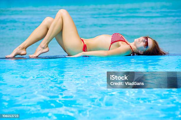 Chica De Belleza Sobre El Mar De Fondo Foto de stock y más banco de imágenes de Acostado - Acostado, Adulto, Agua