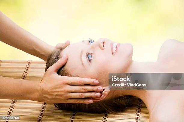 Gesichtsbehandlung Massage Stockfoto und mehr Bilder von 20-24 Jahre - 20-24 Jahre, Attraktive Frau, Bambus - Material