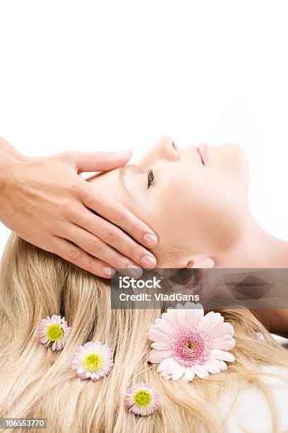 Massaggio Del Viso - Fotografie stock e altre immagini di Massaggio alla testa - Massaggio alla testa, 20-24 anni, Adulto