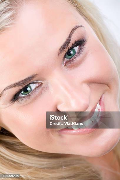 Wunderschöne Blonde Stockfoto und mehr Bilder von Attraktive Frau - Attraktive Frau, Blondes Haar, Blume