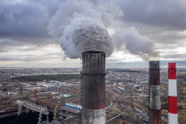 chimeneas de planta de energía de combustibles fósiles carbón - global warming power station smoke stack coal fotografías e imágenes de stock