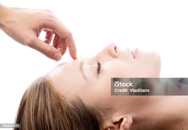 Massagem Facial - Fotografias de stock e mais imagens de Massajar - Massajar, Deitar, Pessoas