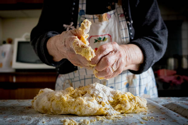 старая итальянская леди делает дома сделал итальянскую пасту - bread bakery women cake стоковые фото и изображения