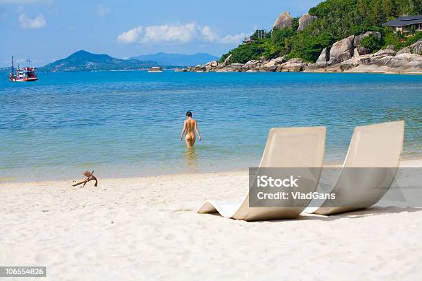 Foto de Sunsize E Uma Menina Na Praia Do Mar e mais fotos de stock de Nudista - Nudista, Nu, Praia