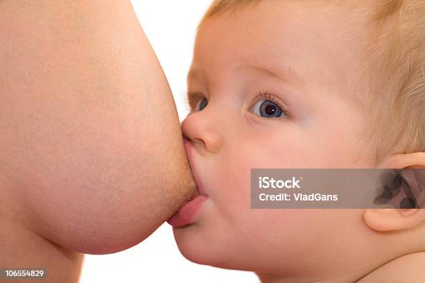 Foto de Bebê A Amamentação e mais fotos de stock de Adulto - Adulto, Adulto maduro, Alimentação Saudável